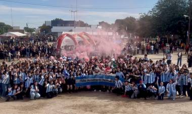Emotiva presentación coreográfica de alumnos de la Escuela Normal en el aniversario departamental