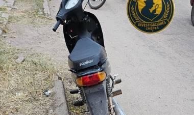 Robaron una motocicleta mientras su propietario dejaba a su hijo en una práctica deportiva y la recuperaron a las pocas cuadras