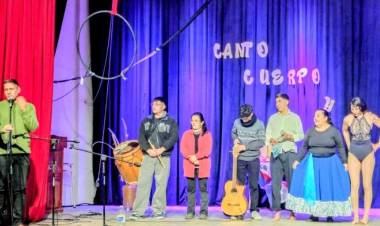 Chepes: el frío y la lluvia no impidieron que el público disfrutara de un gran espectáculo cultural