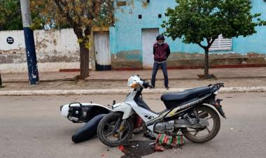 Dos motociclistas resultaron heridos tras una fuerte colisión en Milagro