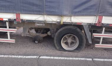 Camión perdió dos ruedas en plena Ruta Nacional 141 y provocó un siniestro vial