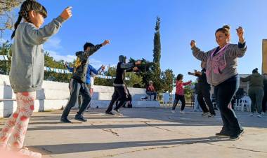 Nueva jornada de “Folclore al aire libre” reunió a vecinos durante el receso invernal