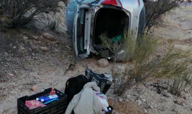 Impactante vuelco de un automóvil conducido por una mujer, acompañada por una menor