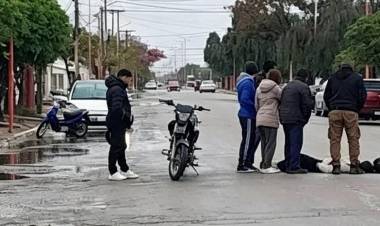 Colisión entre un automóvil y una motocicleta dejó una joven hospitalizada en Chepes