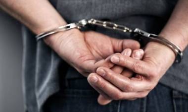 Un efectivo policial quedó detenido tras protagonizar un accidente en Chepes