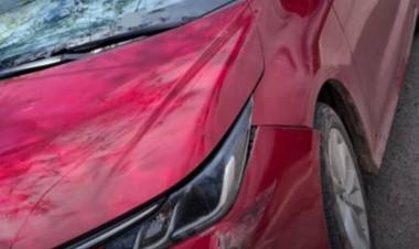 Vandalizaron un automóvil estacionado frente a un comercio en Chepes y la Policía investiga el hecho