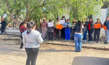 Ambil: padres se manifestaron frente a la Escuela N.º 156 para exigir mejoras edilicias