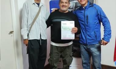¡Felicidad plena en Chepes! Un vecino del barrio Hospital recibió un cheque de $3.700.000 y dos motos Guerrero 125