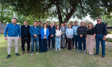 Quintela reunió a los intendentes en la Residencia Oficial para coordinar la asistencia al interior y encolumnar al peronismo rumbo a 2027