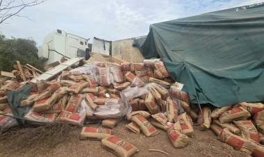 Patquía: Volcó un camión que transportaba azúcar sobre la Ruta Provincial 27