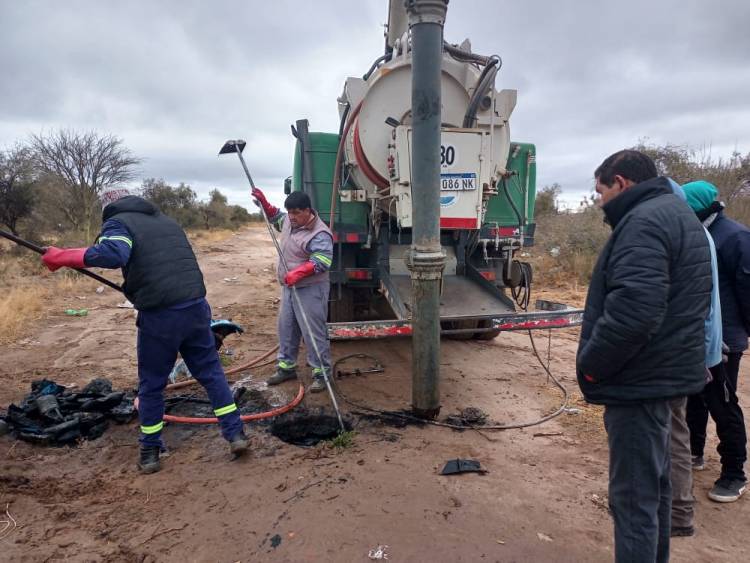 Chepes: Realizan limpieza y mantenimiento de cloacas.