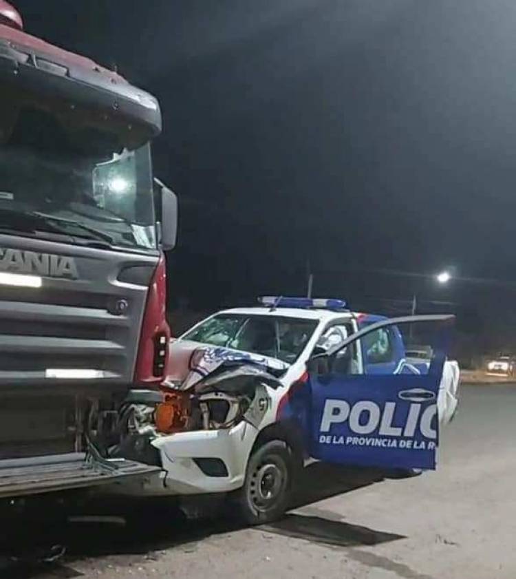 Chepes: Impactó móvil policial contra camion de empresa local, con tres heridos de consideración.