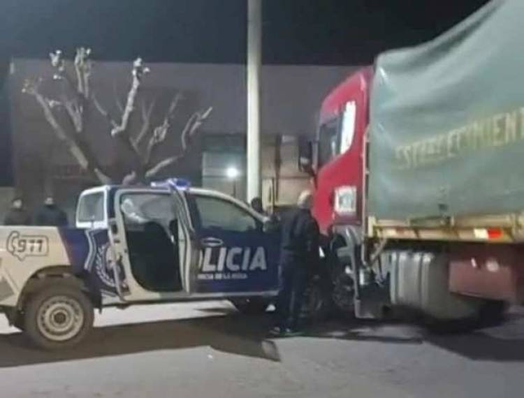 Chepes: Impactó móvil policial contra camion de empresa local, con tres heridos de consideración.