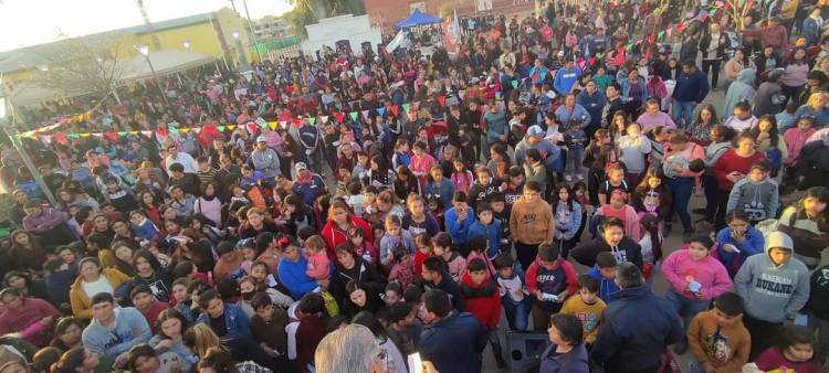 Chepes: Multitudinario acompañamiento en los festejos por el dia de las infancias en la plaza de los jovenes.