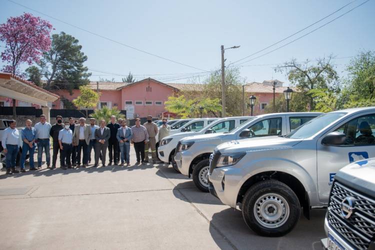 El Gobierno Provincial entregó nuevas camionetas a la empresa estatal EDELaR.