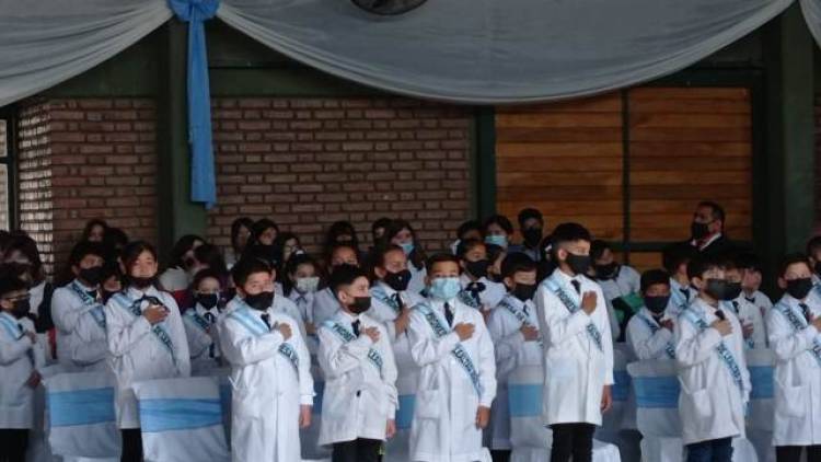 Chepes: En las escuelas Normal y 255 prometieron lealtad a la bandera nacional.