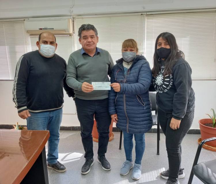 Deporte: Intendente departamental hace entrega de subsidio a escuela de futbol infantil.