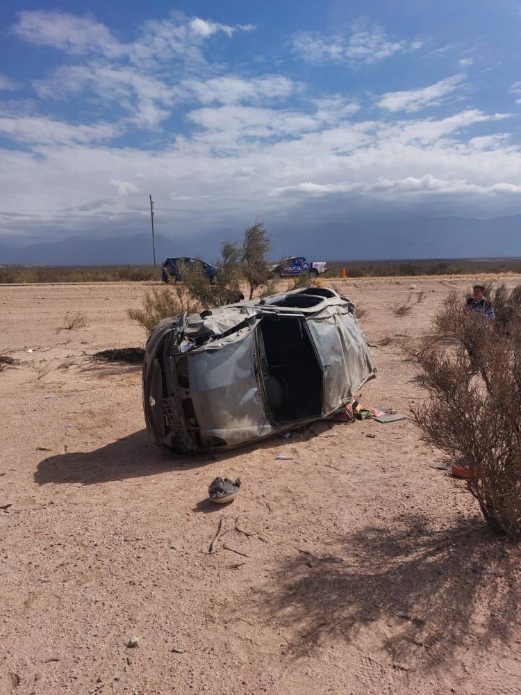 Automóvil volcó en Aimogasta sobre Ruta Provincial N° 9.