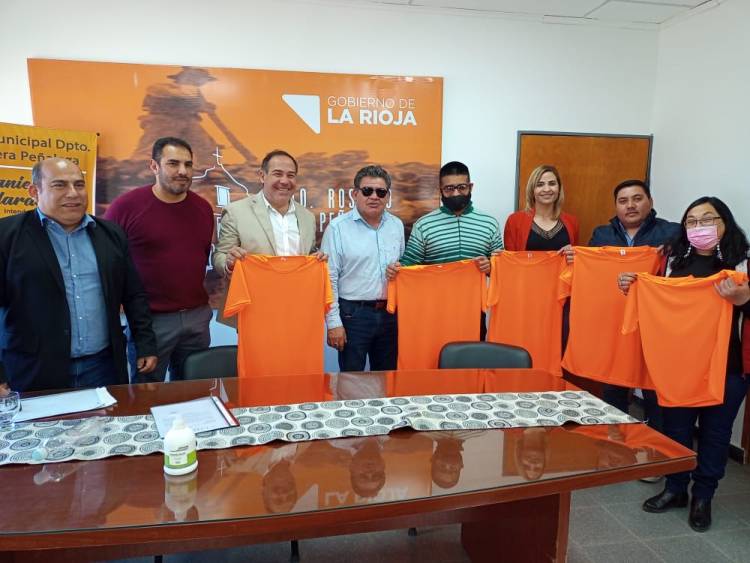 Acompañando al Deporte: Gobierno Municipal entrego camisetas a sede UNLaR Chepes.