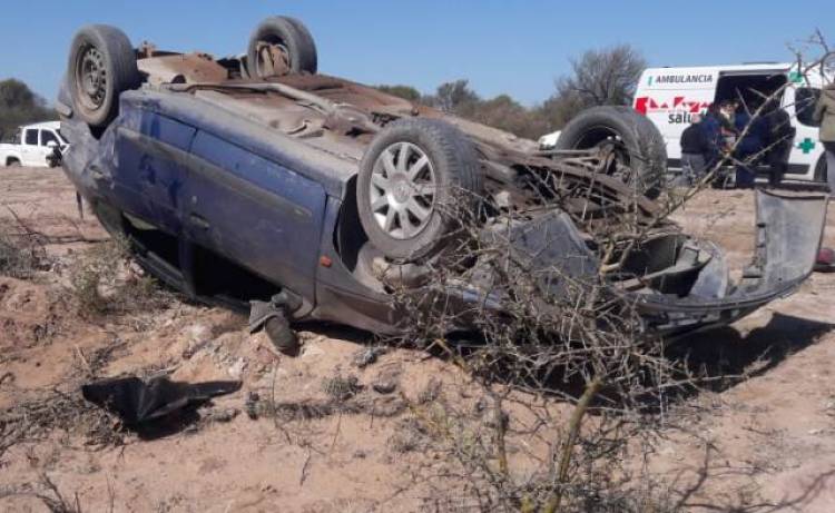 Vuelca automóvil en camino a la localidad de Chelcos con dos heridos de consideración.