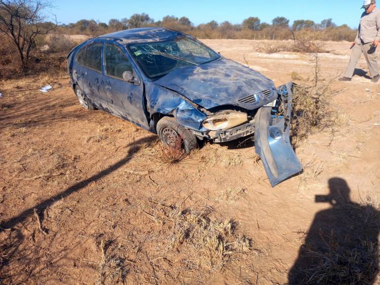 Vuelca automóvil en camino a la localidad de Chelcos con dos heridos de consideración.