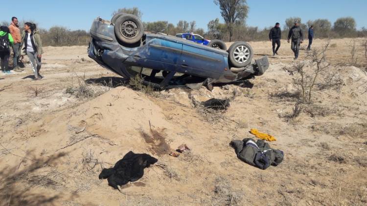 Vuelca automóvil en camino a la localidad de Chelcos con dos heridos de consideración.