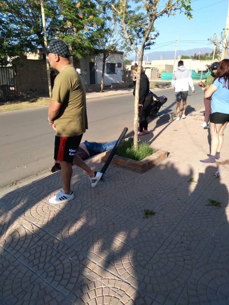 Grave siniestro en el barrio Cementerio: Dos jovencitos en moto terminaron contra un canasto de basura.