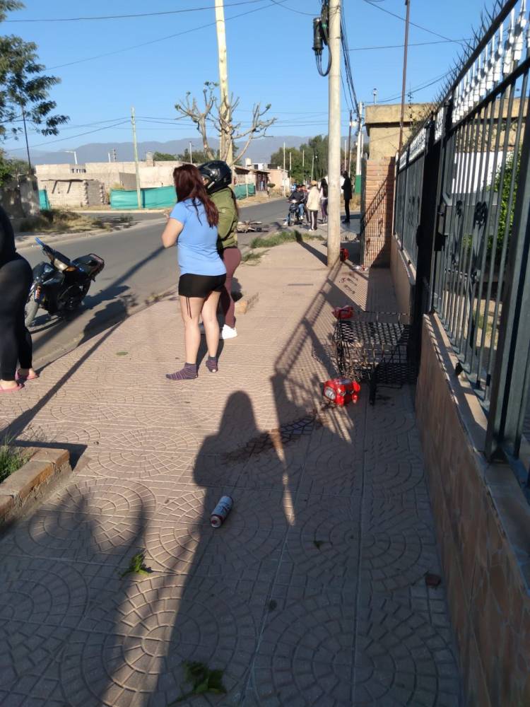 Grave siniestro en el barrio Cementerio: Dos jovencitos en moto terminaron contra un canasto de basura.