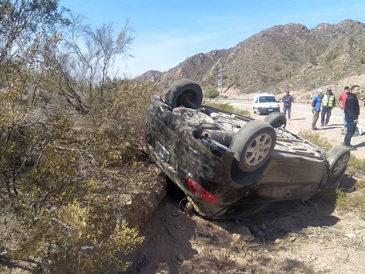 Aimogasta: tres ocupantes y menor de dos años volcaron en Ruta 9.