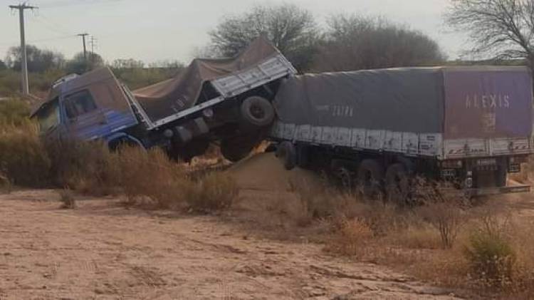 Conductor de camión con acoplado perdió el control y terminó en la banquina.