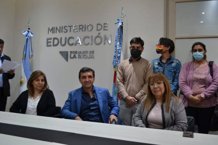 Educación firmó convenió con la UNLaR para prácticas pre profesionales.