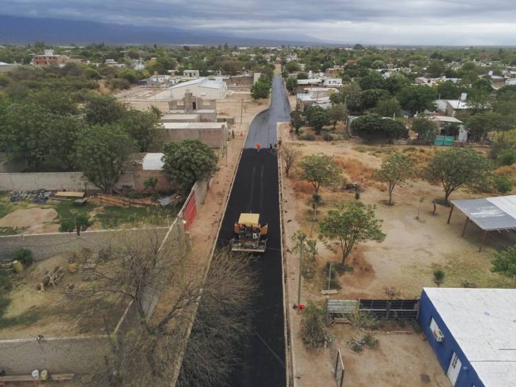 Quintela recorrió la obra de asfaltado y mejoramiento en barrio Virgen del Valle.