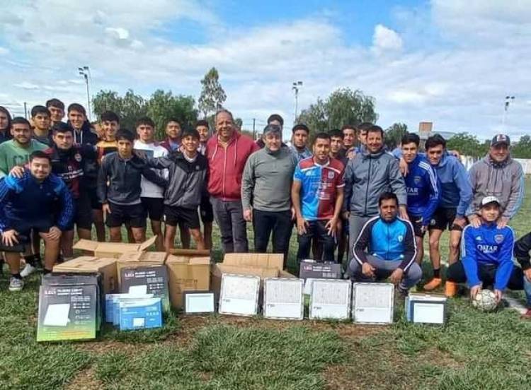 Tras gestión del Prof. Rafael Saúl. Agasajo a maestros y entrega de luces a club.