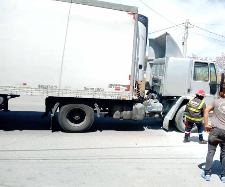 Bomberos Voluntarios de Chepes sofocaron incendio en un camión de helados.