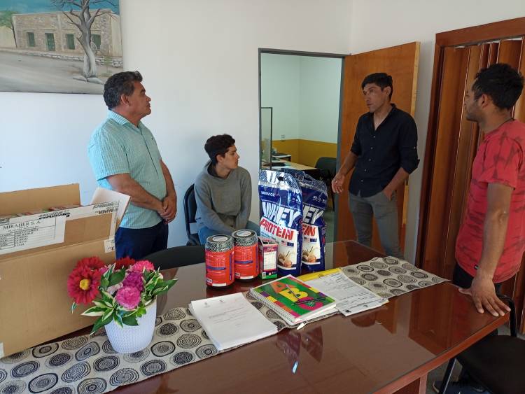 Doble Chepes: El gobierno municipal hizo entrega de suplementos vitaminicos a equipo de ciclistas departamental.