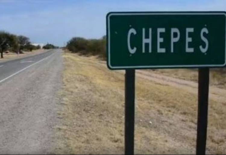 Conductor ebrio impactó a cartel y semáforo en Chepes.