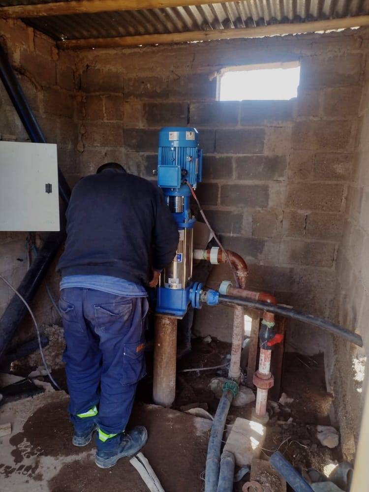 Portón Colorado: En Distrito Las Toscas instalan electro bomba centrifuga de 5,5 hp que mejorara caudal de agua en la zona.