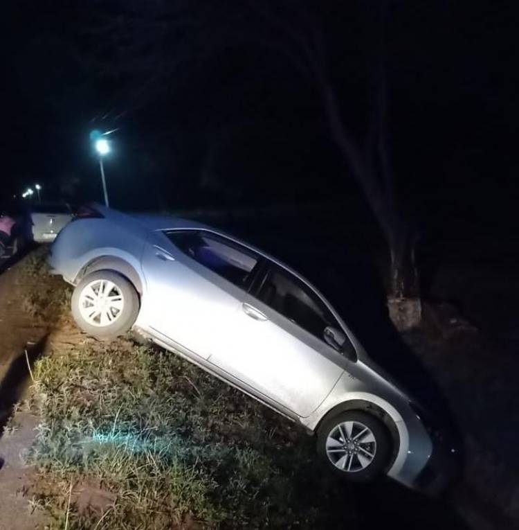 Ortiz de Ocampo: Conductor menor de edad giró en U y terminó dentro de un canal de agua.