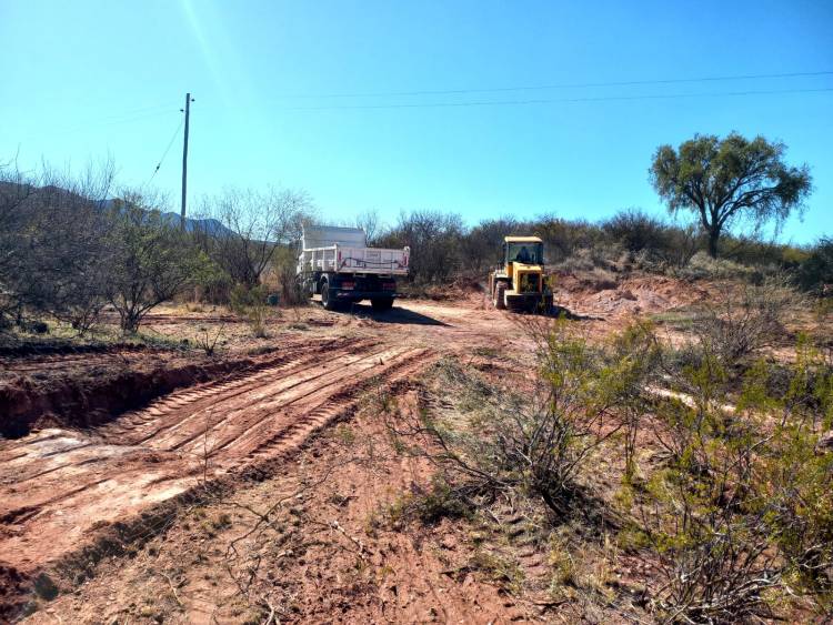 Ñoqueve: Trabajan en la mejora de los caminos del interior.