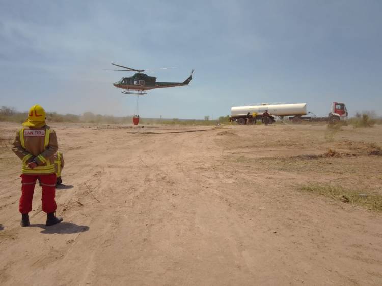 El viento no cesa y se continúa con trabajos de extinción del fuego en cerro de Chepes.