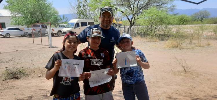 El más emocionante reconocimiento chicos de El Barrial entregan presente a personal de defensa civil.