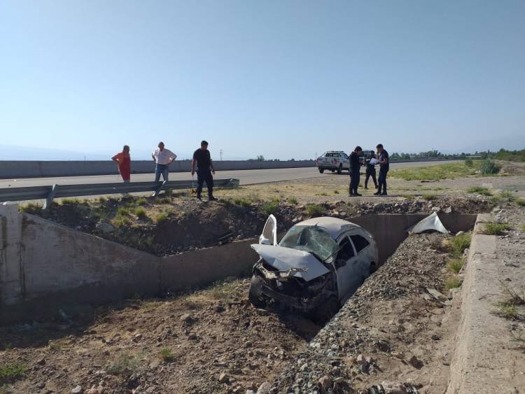 Chilecito: Conductor ebrio con un niño a bordo en un vehículo chocó y terminó en una alcantarilla.