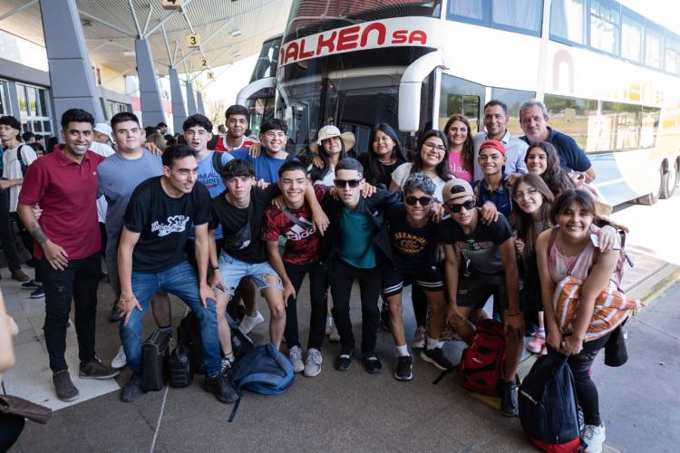 “Un Sueño X Un Sueño”: Salió el primer contingente de estudiantes a disfrutar de su esperado viaje de egresados en Chapadmalal.