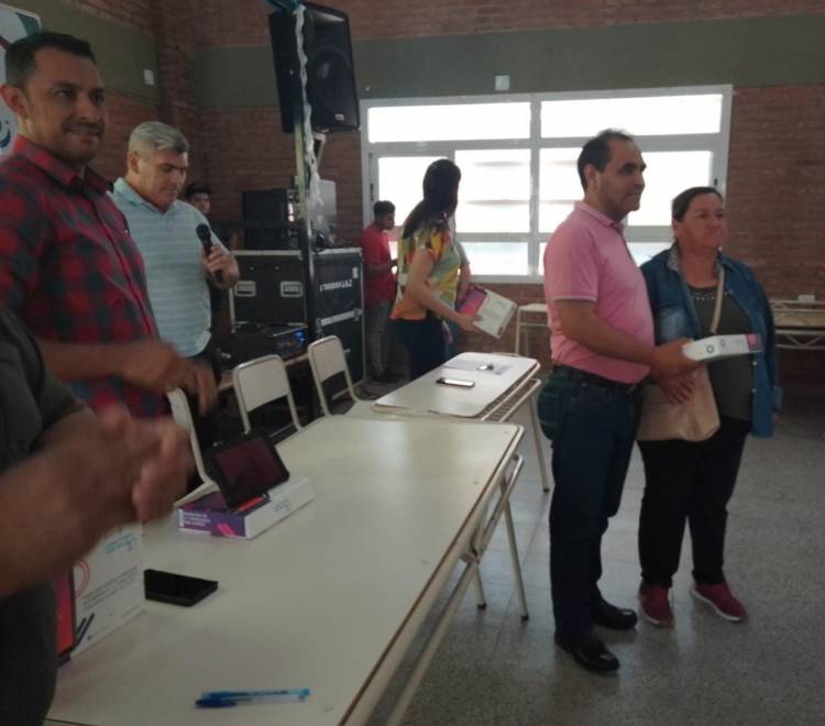 “Conectando con vos” en Chepes. Se entregaron 211 Tablets en la EPET Nº 1.