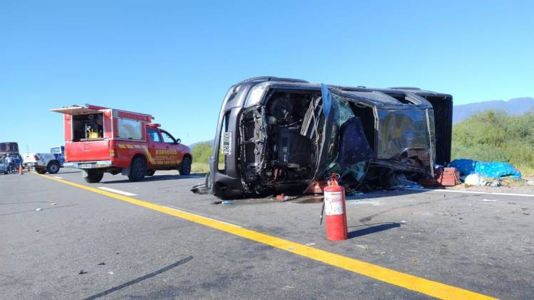 Impactante vuelco sobre Ruta Nacional N°38 a 500 metros de Talamuyuna.