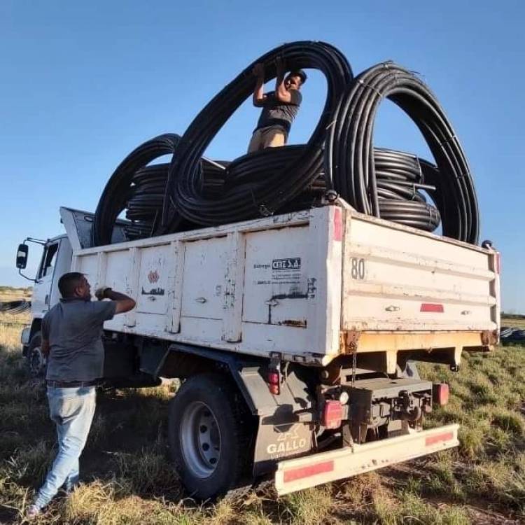 Programa Hídrico Provincial: Gobierno provincial hizo entrega de caños de agua para rosario vera peñaloza.