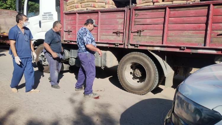 Milagro: Un trabajador estaba sacando la carpa de un acoplado y cayó pesadamente al piso.