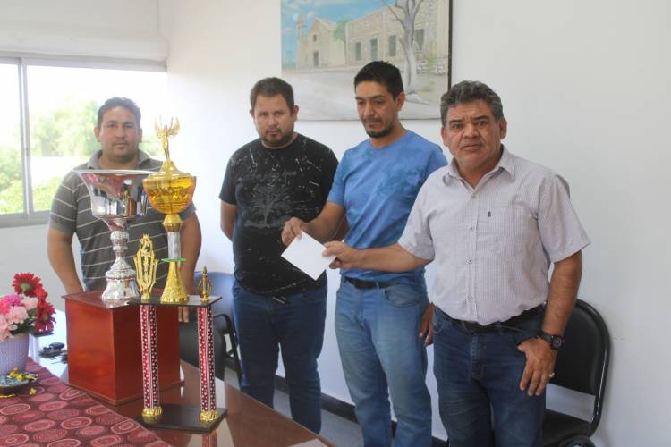 Sur Departamental: Recopa de Campeones: Municipio entrego trofeos y subsidio economico a Comision Directiva.