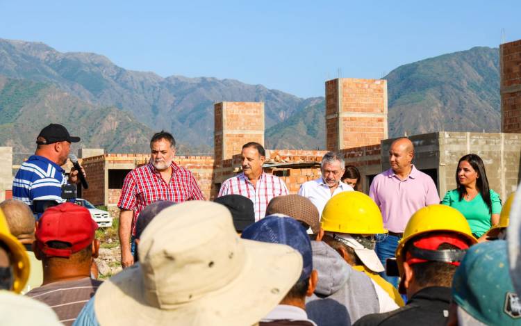 Visita a obras de viviendas: Ricardo Quintela “Tenemos el compromiso, la responsabilidad, el deber y la obligación de continuar generando el trabajo genuino”.