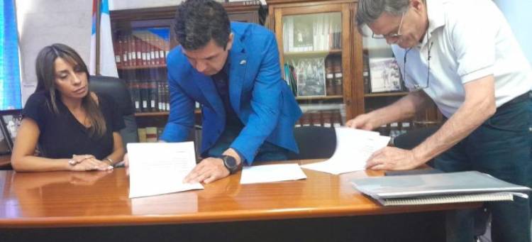 El gobierno defendió su política salarial y acusó a AMP de incumplir acuerdo paritario.